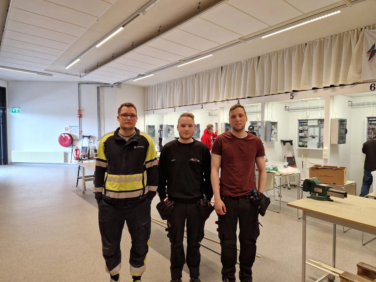 Þríburar í sveinsprófunum í rafvirkjun